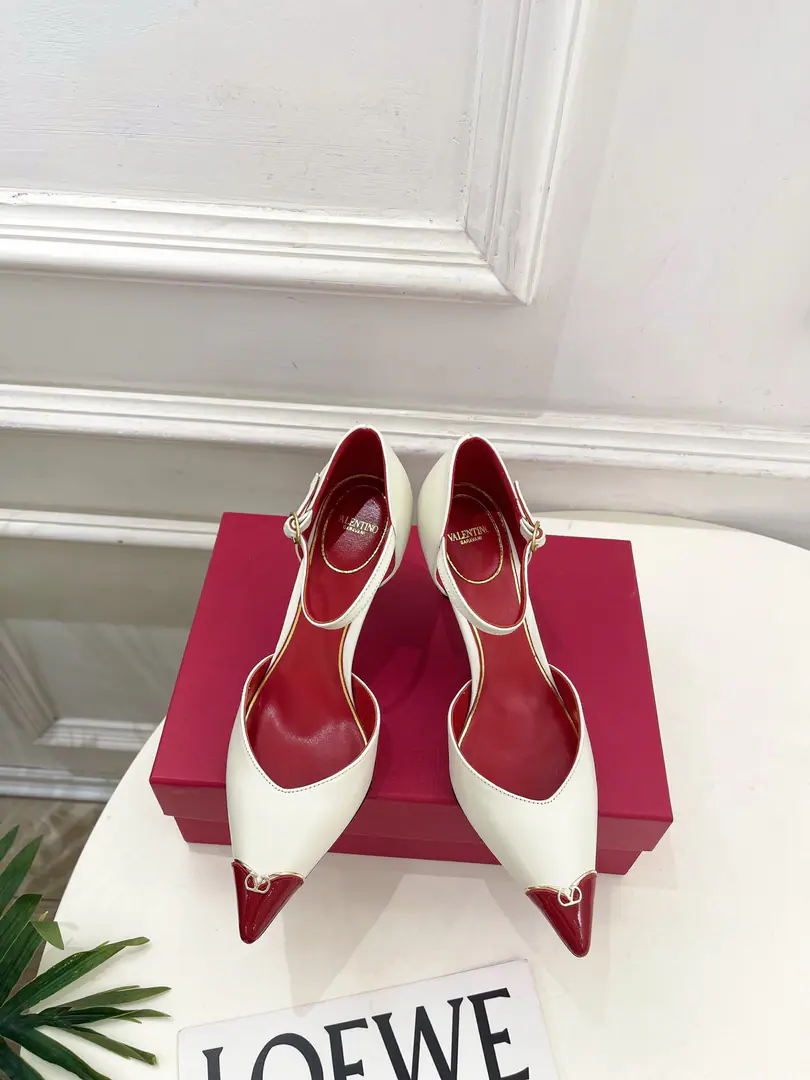 Valentino Valentino. 26𝐬𝐬 2026Autumn and winter brand new. Small MetalVThe stumps are high and empty. New☑️ Valentino Garavani It's a classic.“Roman Stud”The series was launched in a completely new interpretation.！The latest gold.VDetonation elements A full sense of excellence. ！BSFashion is a blast.～ Shoe.: Original custom-made cow skin Uchi.: Imports of sheep's skin Otsumi!: Italy is a big-ass country. He's tall.: 8.5cm Codes: 35-39（40.41I'll make sure I don't change it.） Plant prices Numbering: 2608045