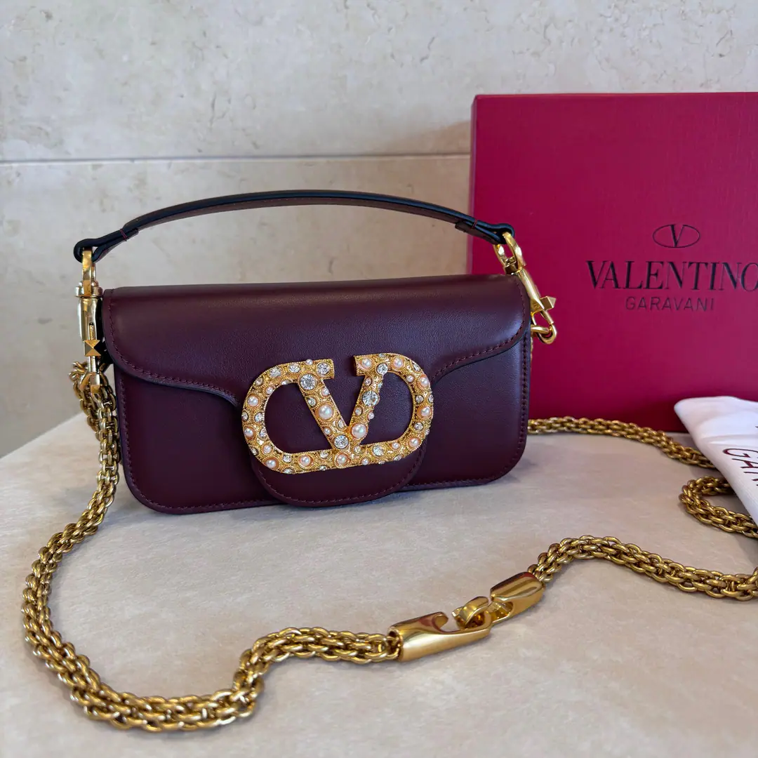 Small. New🍃It's beautiful.！ ❤️Model: 2244▪️The paint button. Valentino Valentino's leather handbag.👜 ▪️The old effect treatment parts for the old brass. ▪️Magnetic button opening ▪️Dimensions: 20x11x5cm