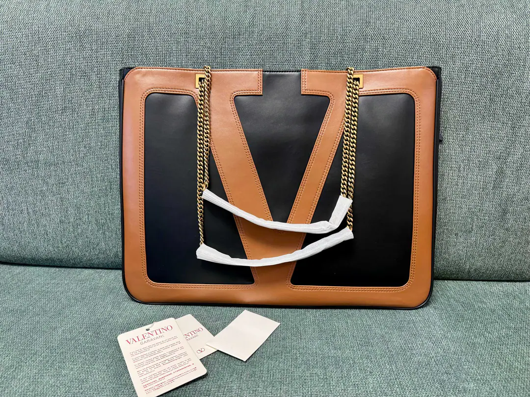 Large. Model5200 VALENTINO▪️Valentino's handbag.👜This bag is really big. VLOGO SIGNATURE Design, I'm going to be able to get a little bit of a slider., This bag can be slashed and slashed.. Antiquated gold accessories - We're going to pull the chain. A zipper outside. Dimensions: 45 X 35 X 3.5
