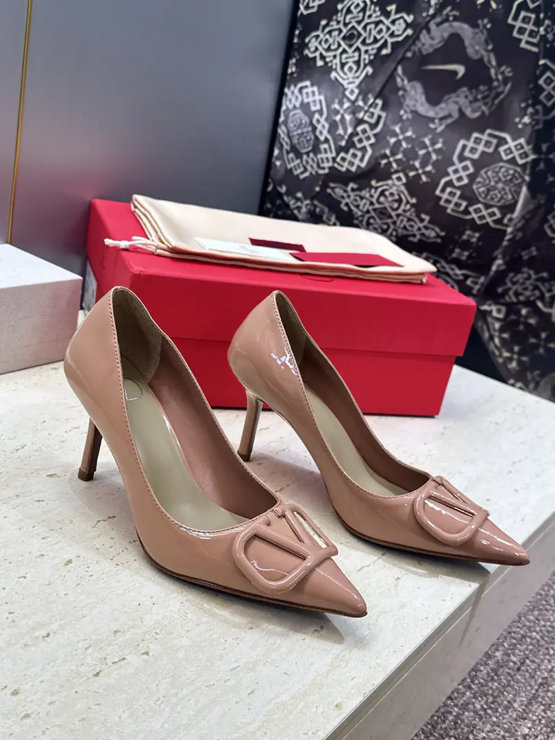Plant prices(Full plane box.) Top Valentino Spring and summer classic fashion women's shoes. Valentino.logoThe hardware is high and the sharp one is single. Material: The shoes are in the skin of the cow./Importing cow skin+In the skin of the sheep.+Italy is a big-ass country. He's tall.:8CM SIZE: 34-42(34.40.41.42Custom without re-offer）