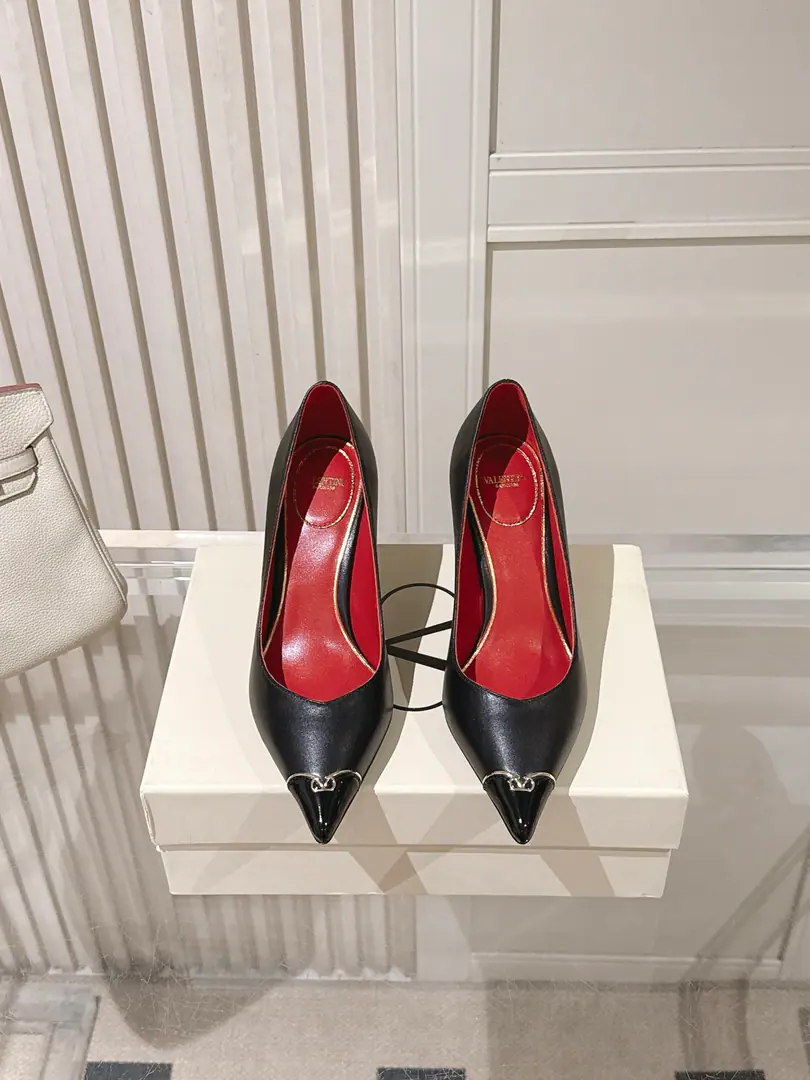 Top Quality Valentino Valentino.𝟐𝟎𝟐𝟔The new high heels in the morning and autumn. Pick the skin of the cow.+The shoes are slashed and the face is painted.+A little bit of gold metal.VMotion button+ The classic pointy head and the heel.+The sharp and long-haired head is a leg-twig.～Siu Gao and Elya are on the foot.｜Dinner.｜Dated both.hold- Yeah, I'm fine.！The air field is holding steady.！ High-quality upper feet.～It's a gas-conservative single in the shoe cabinet.👠 Shoe.: Cowskin.+Painted skin. Littre: In the sheep's skin. /Foot. Shoes under the sole.: That's a big one. He's tall.: 8cm Size: 35-42（40 41 42Make a no-refund order.）