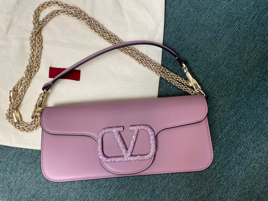 Large. Top First List. Purple ❤️Model: 1133Starfish.▪️The drill button. Valentino Valentino's leather handbag.👜Put the armpit in your bag. ▪️The old effect treatment parts for the old brass. ▪️Magnetic button opening ▪️Soft sheep liner. ▪️Dimensions:27x13x6cm