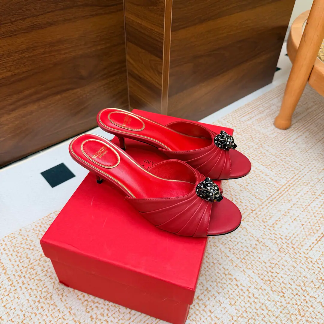 Valentino High heels💗Loved sandals. A beautiful quality.⚠️ It's a great match., Wear it any season.💜 Valentino is a new fashion charm. To continue the super high and design., I'm a big fan of the world's famous fans. The million fans are showing their love., Best sales at sea and abroad The domestics are out., Top Version Candy color., Every color is beautiful. Shoe.: Bullskins. Uchi.: Import of sheep skin Shoes under the sole.: That's a big one. He's tall.: 5cm Packaging: Full original package Codes: 36One.42Code（40, 41, 42I'm not gonna change.）