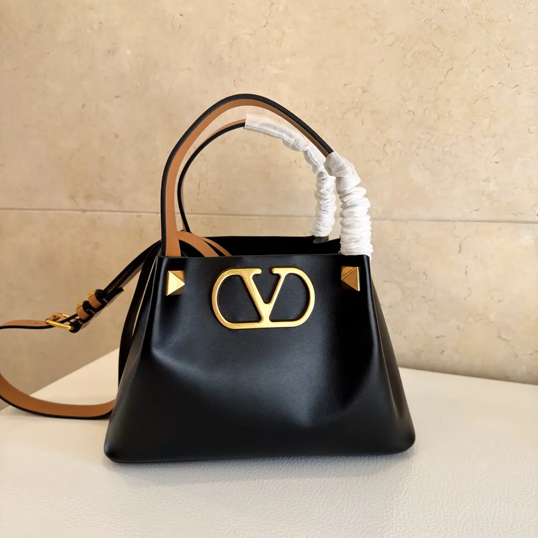 Small. 2026Summer shopping bags.🍃 Model:0099❤️ VLOGO ValentinoValentino. New cattle skin shopping bag., Totbag.toteBags, Garavani Escape Bags., Retro brass reprocessing nails and metal accessories Dimensions: 25✖️18✖️12cm