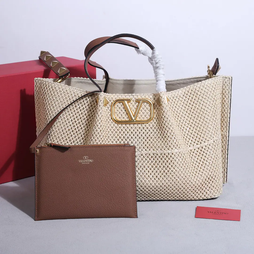 Large. Top First List Valentino Spring Chattot Packet Series～ Tot bag made of natural Rafis., The interwoven void creates a clear sense of quality., A brown leather handle., Shoulder belt and zipper bag Summer inflammation., It's a package.～ Dimensions: 35✖️25✖️17cm Paragraph: 22003L