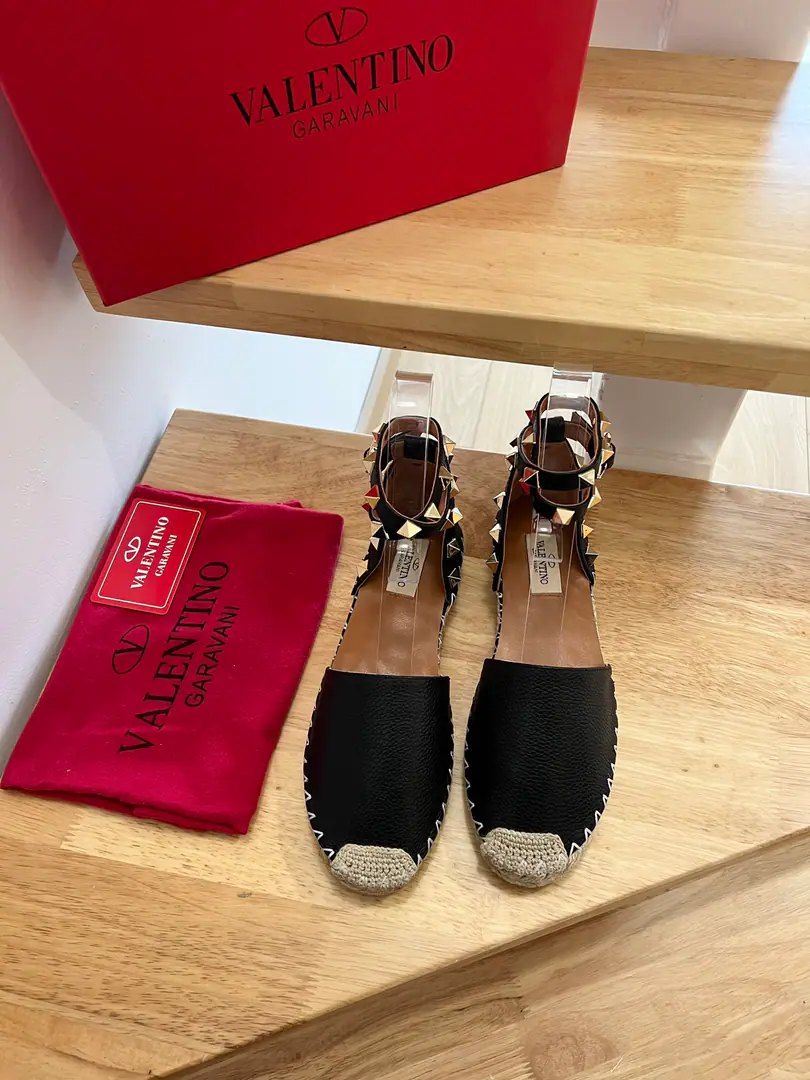 （New） 【VALENTINO】Valentino.2023The new one at the Paris counter in early spring.# The middle-air liner's shoes.😈😈The world's fashion., Every brand has a similar one.🙅🙅But it's making many fairies compete for consumption., It's one of his own.LOGOThe nail elements are perfect.💯💯Attention.⚠️The most important thing is that it doesn't pick feet.[Tooth.], No foot picks.…[- You're so proud of yourself.]Shoe.: Australian sheep.. Uchi.: Lamb skin., Otsumi!: Original1Bing1Unique open code number: 35-41Code.