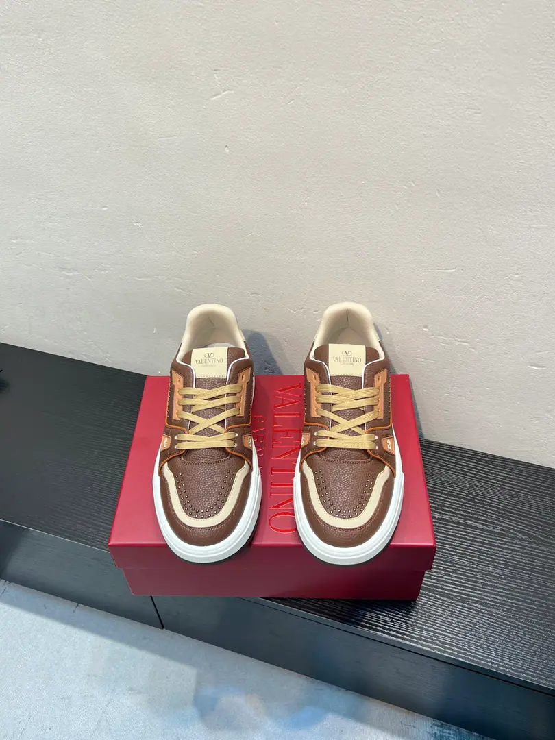 𝑽𝒂𝒍𝒆𝒏𝒕𝒊𝒏𝒐Valentino. 𝑶𝒏𝒆𝑺𝒕𝒖𝒅 Couples' sneakers. Valentino 2026The latest couple's sneakers. The star is the same. Fires are on sale.. OriginalZPReload and Dismantlement. Repeatedly retweets. Yes, sir.1:1Restore！Top luxury. Soft and cozy. Fashion and leisure. It brings a quality of excellence and grace. And the wonderful comfort of the upper foot. Top-level purchase version of shoe face: Import the cow's skin./Original oil side process Uchi.: In the skin of the watered cow. Otsumi!: Original development𝐓𝐏𝐔Double-coloured base Packaging: Original Configuration Full Packaging Codes: 35-44 （45 46Do it.） Customised (Autoscript-Unmarked orders）