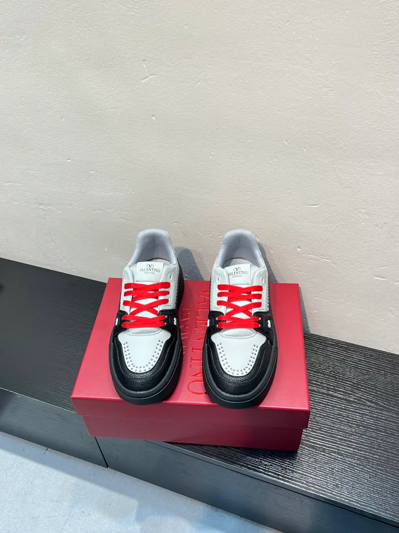 𝑽𝒂𝒍𝒆𝒏𝒕𝒊𝒏𝒐Valentino. 𝑶𝒏𝒆𝑺𝒕𝒖𝒅 Couples' sneakers. Valentino 2026The latest couple's sneakers. The star is the same. Fires are on sale.. OriginalZPReload and Dismantlement. Repeatedly retweets. Yes, sir.1:1Restore！Top luxury. Soft and cozy. Fashion and leisure. It brings a quality of excellence and grace. And the wonderful comfort of the upper foot. Top-level purchase version of shoe face: Import the cow's skin./Original oil side process Uchi.: In the skin of the watered cow. Otsumi!: Original development𝐓𝐏𝐔Double-coloured base Packaging: Original Configuration Full Packaging Codes: 35-44 （45 46Do it.） Customised (Autoscript-Unmarked orders）