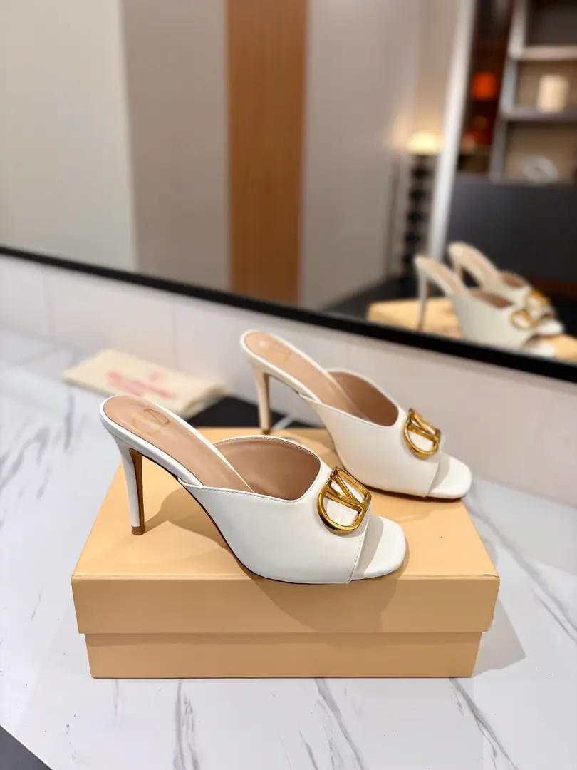 Plant price: ValentinoValentino. GARAVANI VLogo ♪ Toe-toe-toe-toe ♪ Muller shoes. One word for slippers. MetalVLOGO VDetonation elements, A full sense of excellence.！ Shoe.: Bullskins. Uchi.: Lamb skin. He's tall.: 10CM Otsumi!: Italian skin. Codes: 35-39（34.40.41.42Do it.）