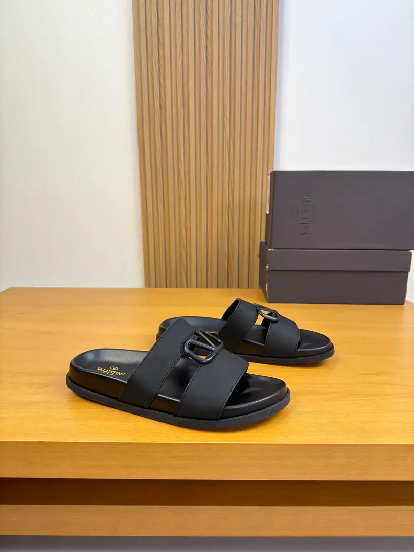 【VALENTION】Valentino. High-end quality Original List·- Rhythm slippers. Shoe.: 🔝Napa's environmental skin., Brand metal buttons Uchi.: Environmental cattle skin Otsumi!: It's so light.TPUWater table·Rubber. Combination to the base Super-high-quality control.·- I'm doing a little work.: Highlight(High-end·- How expensive.·Slot) Size: 39-44（38, 45, 46, Make a reservation.)·VL0186
