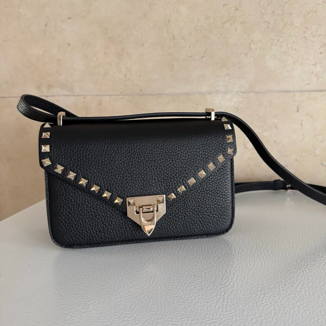 Batch. Black scuffle.🍃 VALENTINO Valentino. Small-sized leather-backed cattle handbag., It's got a nail.. I'm gonna be able to get a slided shoulder belt., This bag can be slashed on the shoulder.. Metal process effect treatment nails and accessories -- Clips. -In the leather lining. There's a single layer inside., Pocket pocket and zipper pocket. -Regable to disassemble leather sundries Rib height(Midpoint to top of the bag vertically):46-51.5centimetres Dimensions:Kuan21.5XHigh15.5XDeep8.5cm Model: 2027 👉