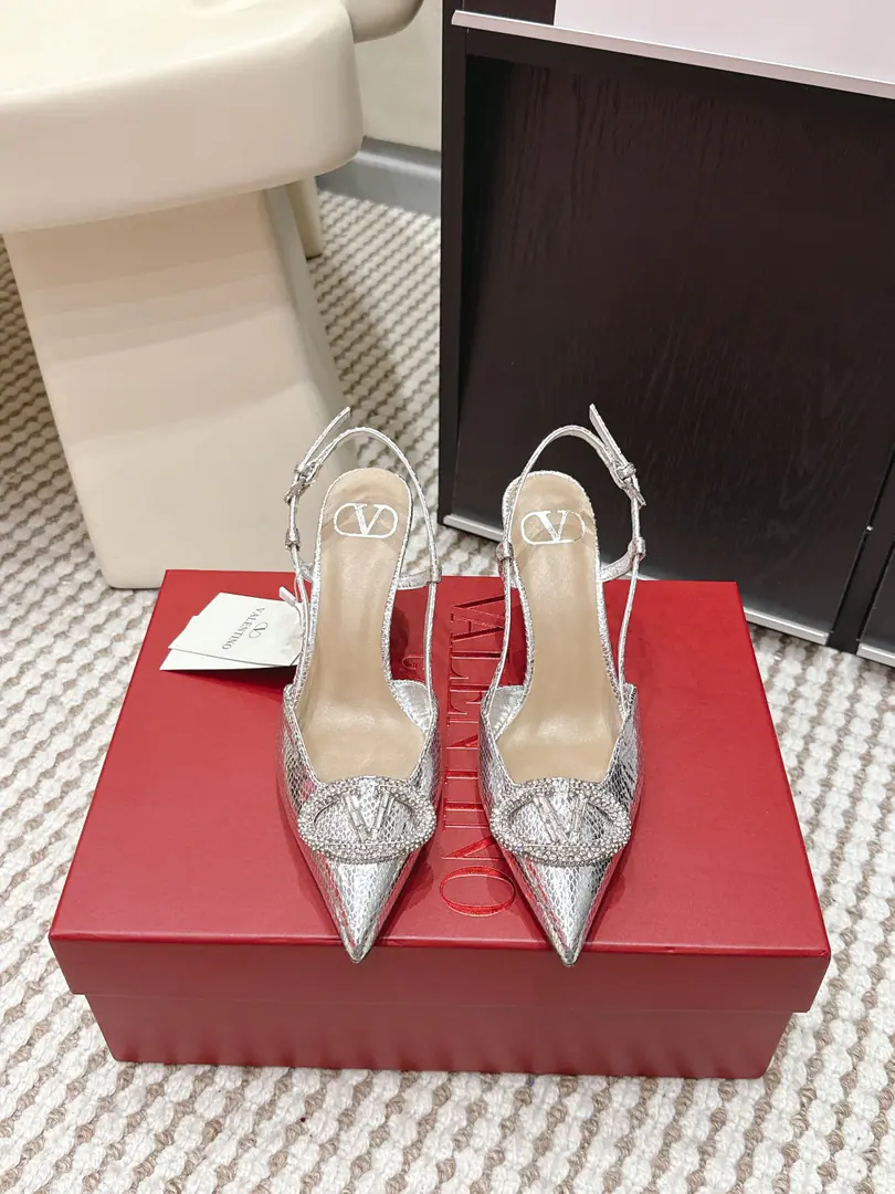 Requisition level Valentino2026Spring and summer series of paint drillsVLOGOHigh heels. Shoes. Pointy and design., A colored shoe.+Crystal dotting, blingblingSuper-smelling gold.VLOGOMetal button, It's full of brands., 8cmLined with tall legs., Nice and stylish.. Back tripod design, You're wearing it more securely., It's for dinner., Party and other official occasions., And I can add points to the daily dress., It's a practical and luxurious fashion stand.! Size: 35-40（41.42.43Make a reservation.）