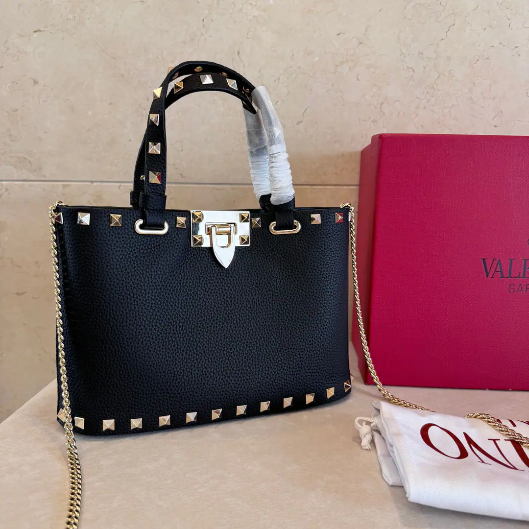Small. SmallVTNew little handbag. Valentino Garavani Rockstud A small, small, small, small, slanted, little cattle.,The iconic hook-tocking design has been re-explored., The treatment of the nails and the fittings for the metallic process to stop the zipper pulls.: Zipper and hook-buttonable., Dismantled shoulder belts. Model: 8001 Dimensions: 23x15.5x6cm