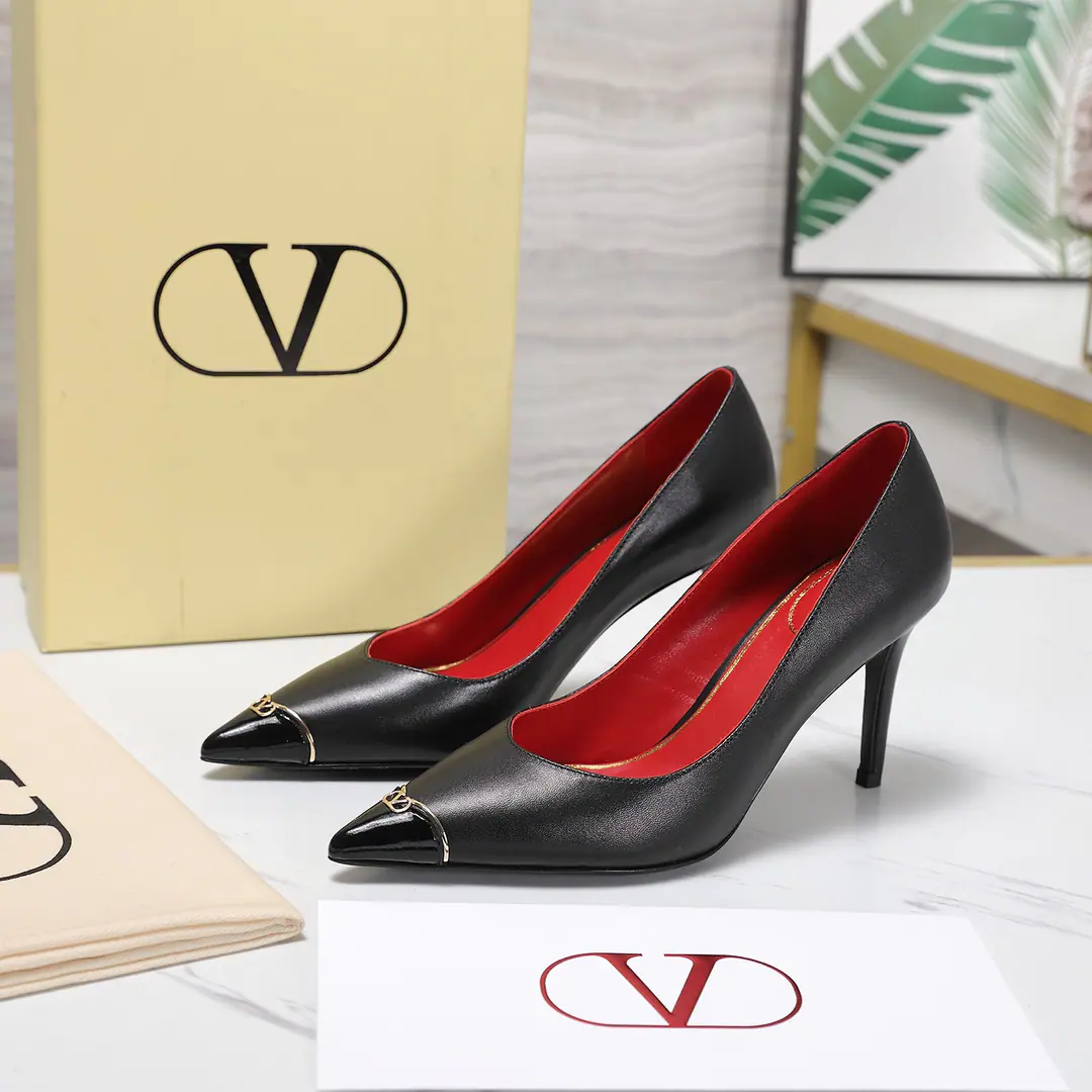 Plant price Valentino/Valentino.26WFNew Spill-head heels. The sharp line is a fine contour of the foot. SmallVGold tags for the shoes. Ratio of length length to length ♪ High and smooth every step of grace ♪ Classic red bottom recognition. It's easy to get a teleport. The naked and the black are cool. The upper foot is to be lifted immediately. You're not tired of walking. The fratricidal romance is hidden in detail. Summer shoe cabinets must be treasured. It's a lot of styles and styles. I'm not sure how much I'm gonna get. The classics that never regret starting. Details show the heart of the brand. It's easy to create a sense of excellence that doesn't take much effort. The price of the treasured shoes. I'm gonna be a little more elegant than I thought. The upper foot is white and thin. It's a match for both work and date. Quality and face The Warrens must be a fine one.！ Facework customized leather with original The inside feet are all sheep's skin. He's tall.: 8cm Italian imports are so thick. size: 35-39（40/41/42Custom）