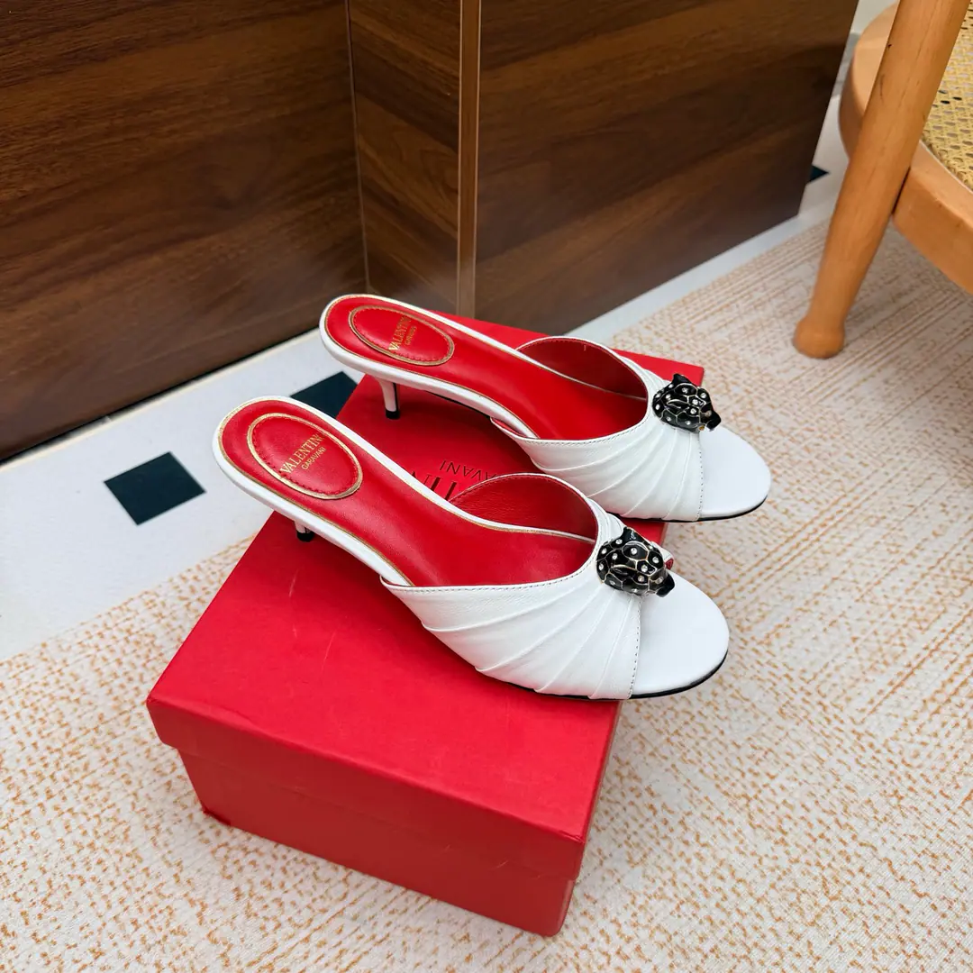 Valentino High heels💗Loved sandals. A beautiful quality.⚠️ It's a great match., Wear it any season.💜 Valentino is a new fashion charm. To continue the super high and design., I'm a big fan of the world's famous fans. The million fans are showing their love., Best sales at sea and abroad The domestics are out., Top Version Candy color., Every color is beautiful. Shoe.: Bullskins. Uchi.: Import of sheep skin Shoes under the sole.: That's a big one. He's tall.: 5cm Packaging: Full original package Codes: 36One.42Code（40, 41, 42I'm not gonna change.）