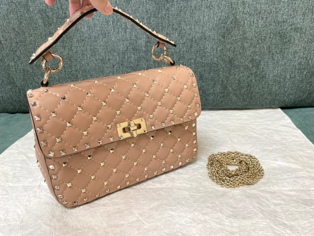 Medium. Top First List Medium-sized sheep skin. Model▪️0123 Valentino ❤️The cabinet is a classic.😘Top sheep skin., All the skin, inside and outside. Medium24x17x8.5cm