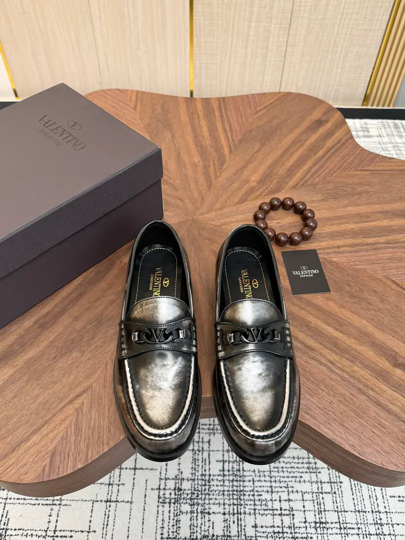 Get out of the factory. Valentino Valentino. New man.V logoMicrobills, business recreational shoes. This is a De Beerford shoe made of imported leather., It's light., Cool style., Shoe-faced.logoButton, Show me the big card.！The new urban trend between lines is evident.. The shoes are full of roundness., The rubber-floped soles and the triple-breeded leather line are mutually reinforcing.. Very stylish., In the skin of Ben's cow., That's a real leather cushion., MarklogoDecoration, Jane is not lost in the atmosphere., Euro-American Classic Easy Style, The upper foot is perfectly comfortable.. Size: 39-44（38, 46, 45Standard leather shoe size.）