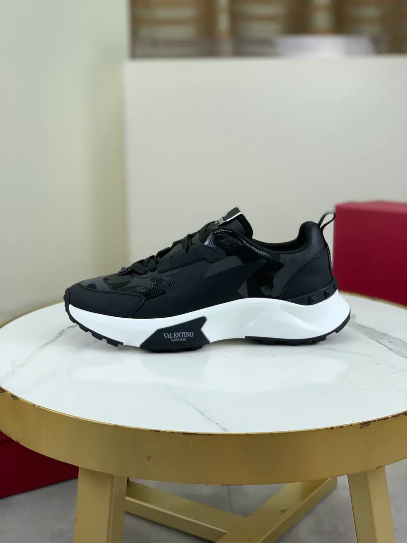 Plant prices Real value Latest ValentinoValentino.VThe new home is a young fashion. Sports shoes It's full of energy. Open-ended age The upper foot is very light and comfortable. Box packing Counter-port procurement development Make the goods. All colors are paired with a pair of eyes. Activate the charming sunshine. Shoes design blends the tide with the everyday shape. The streets are full of feelings. Multi-Current Selection！ Fabulous.: Original Material Collation/Head-decked cow skin. Uchi.: Imported cattle skin/OriginallogoGet some sweat and gas cushions. Otsumi!: TPUThe bubble is a big fat piece of material. Branded plastic shoes. Codes: 38-46 The cabinet is full packaging. Colours: 3⃣️Colours