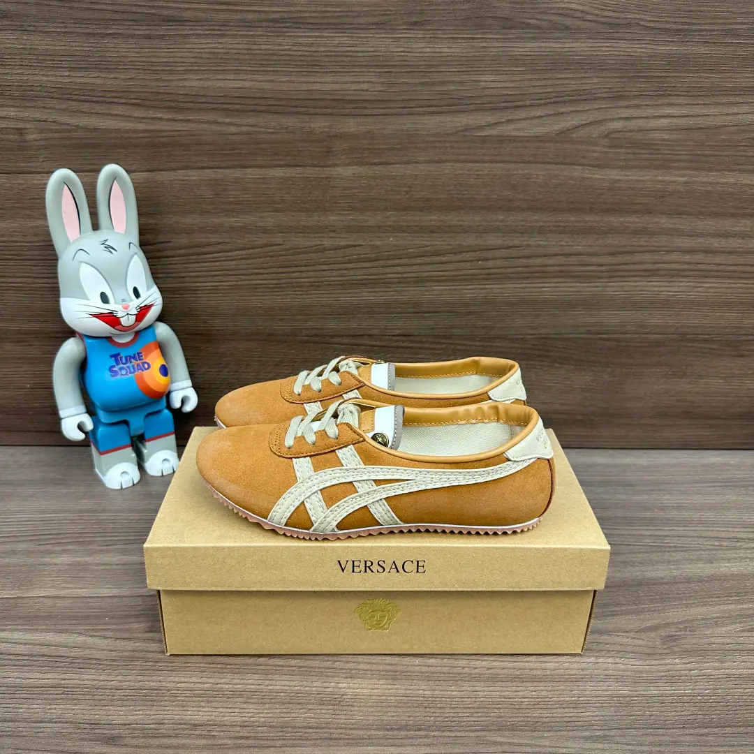 Top Version Versace x Onitsuka Tiger Ghostsucker. Versace. Joint contributions Tai-ChiSakura Cow-hair-hair-hung The belt is flat. Low-ass leisure shoes. Use Italian Napa soft cow shoes, With a thick cow skin and a colored double-bard car stitch., All goats' skins lined with cushions for the shock., ♪ Slipper-proof thinner ♪, It's a gold-plated Medusa.. Manual fine-decree cold-coated, The skin is soft and the foot is not grinding., Wear solid.. Packaging: Packing of things.！ Codes: 35-40Code