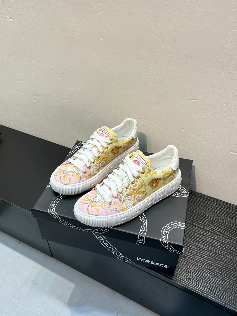 【Versace】Vancetor's little white shoes and leisure shoes., The cabinet is on the market.！Head-decked cow skin.➕In the cow's skin., Designed to be absolutely luxurious., Leading the new fashion concept. Codes: 36-44, 45🉑️Do it.