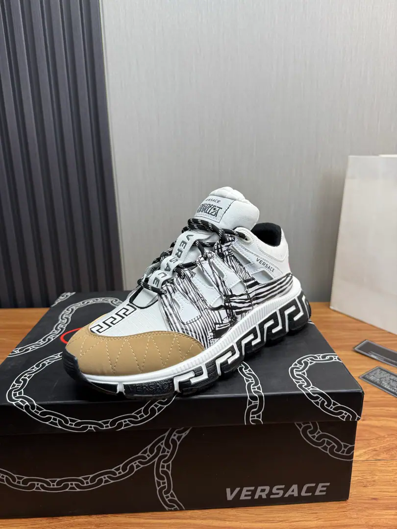 Plant Couple money.（All colors.）❤️💚 Versace.Versace's latest entertainment pops shoes.👟 A couple., Original colored hand-off shoes Fabulous.:Cow-skin fabric. Uchi.:I'm gonna get some air from my sneakers. Otsumi!:TPUOriginallogoThe beauty is so big. Size:35-46（45.46I'll make sure I don't change it.）