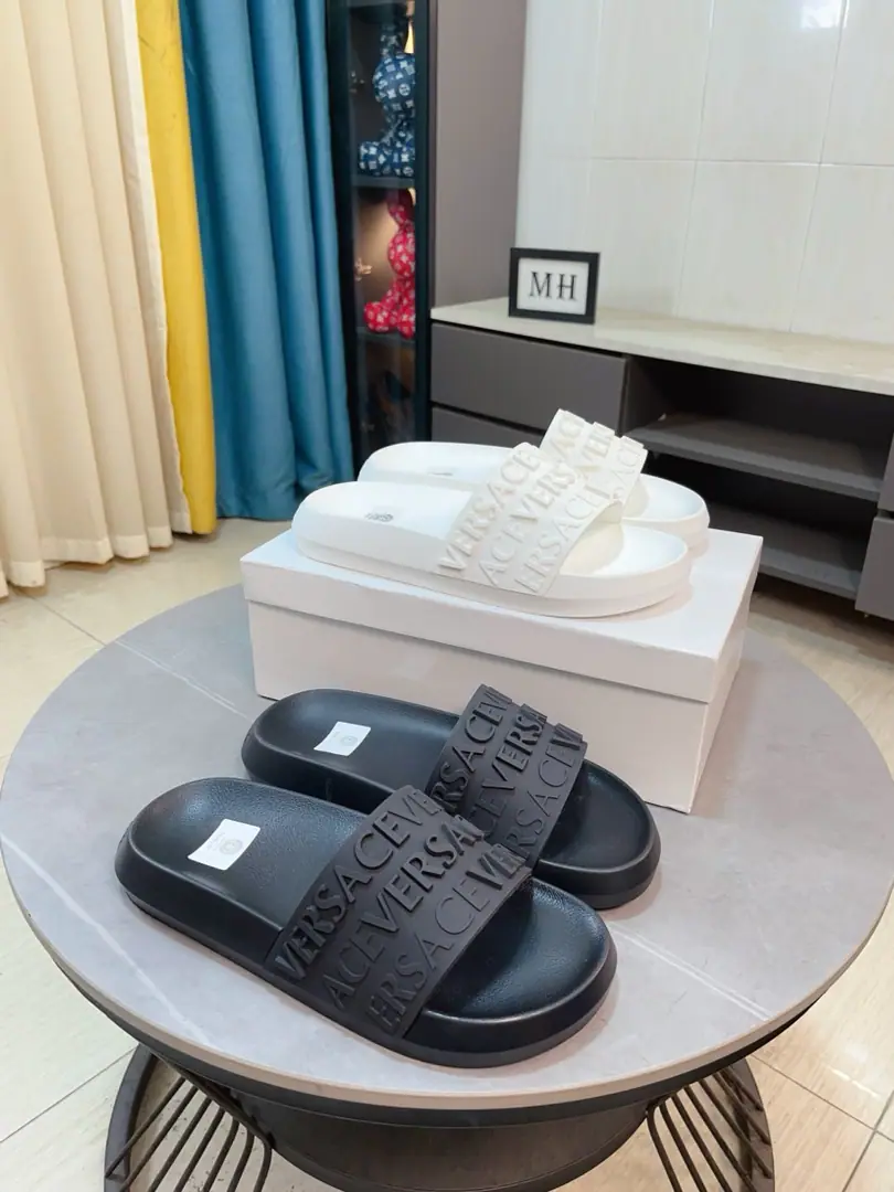 Get out of the factory.🌸🌸【VERSACE】The Van Schultzer's new men's leisure slipper series.！1:1Review🔥Global limit💯The shoe face is imported into the original single-surface➕The plains.💯Men's shoes.: 38-44