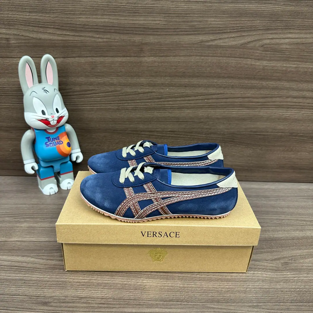 Top Version Versace x Onitsuka Tiger Ghostsucker. Versace. Joint contributions Tai-ChiSakura Cow-hair-hair-hung The belt is flat. Low-ass leisure shoes. Use Italian Napa soft cow shoes, With a thick cow skin and a colored double-bard car stitch., All goats' skins lined with cushions for the shock., ♪ Slipper-proof thinner ♪, It's a gold-plated Medusa.. Manual fine-decree cold-coated, The skin is soft and the foot is not grinding., Wear solid.. Packaging: Packing of things.！ Codes: 35-40Code