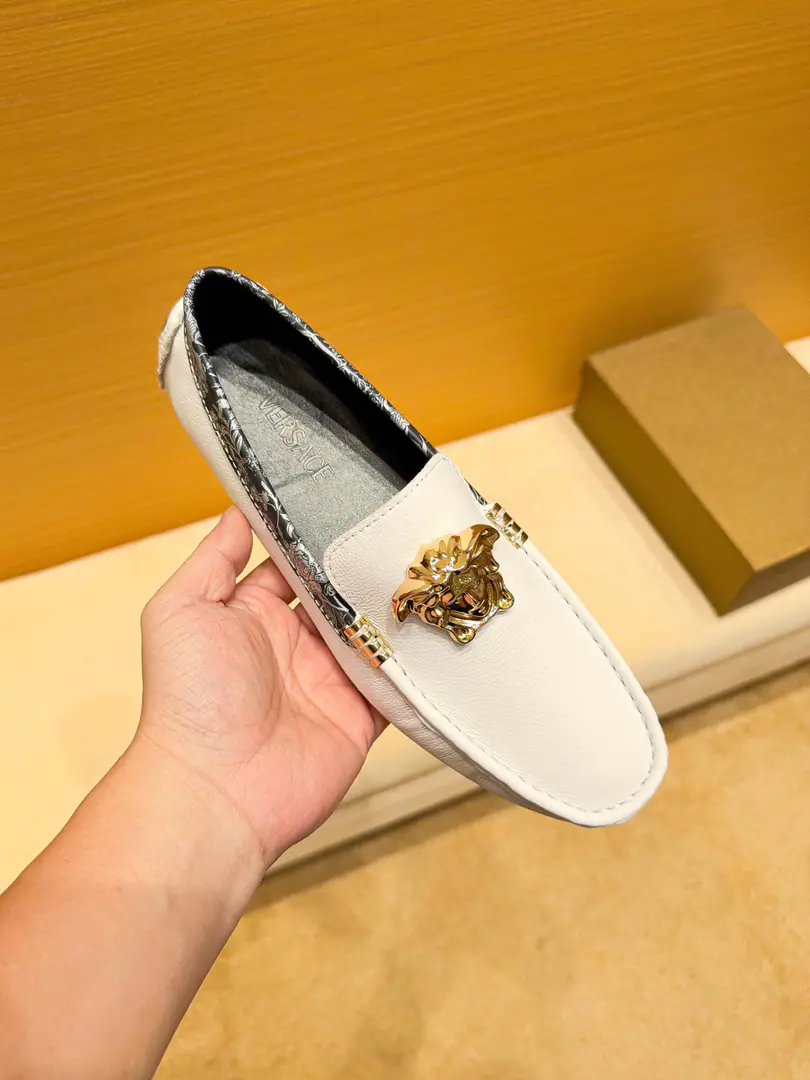 （Real value), VERSACEI The official network is now in the original version of a new high-end business-caring bean shoes., The Italian nobles are paying off., The master of fashion., No one can beat it., The star is the same., The shoe face is imported into the original cow skin.+In the original cow.(Real stuff.), The French temple is a great court of honor., This is a French fashion week show., A brand can be deep inside., A pair of shoes can make you forget., It's not just a noble thing to wear., It's more of an atmosphere.👻Standard37-47