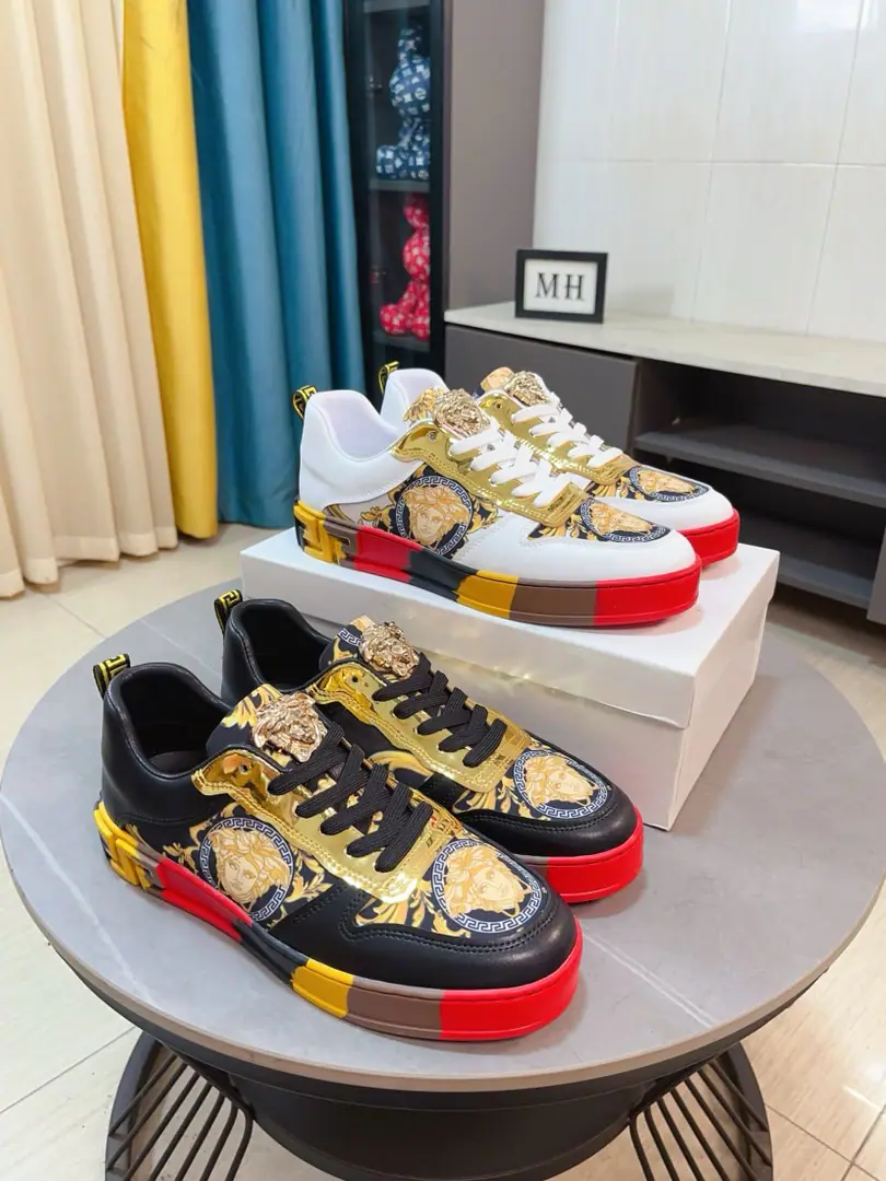 Get out of the factory.🌹🌹【versace】The latest Van Schultz is a very elaborate piece., Detonation!！Innovative international brands This gentleman has four seasons of leisure shoes., Skins.➕In the sheep's skin.➕Rubber slides over the top., I'm talking about quality.👄 Codes: 38-44