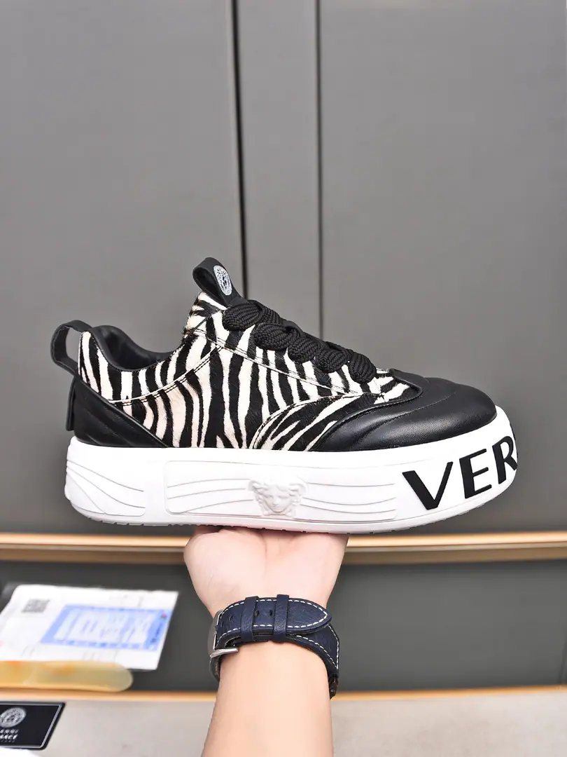 P VERSACE——Versace. 2024New Series, Medusa's Men's Low-Little Shoes.！Use the most popular element development of the year！Tide！Personality！ Import head-decked cow skin➕Imported mats！Original version to open！Multi-Current Selection！39-44（38 45 46Do it.）
