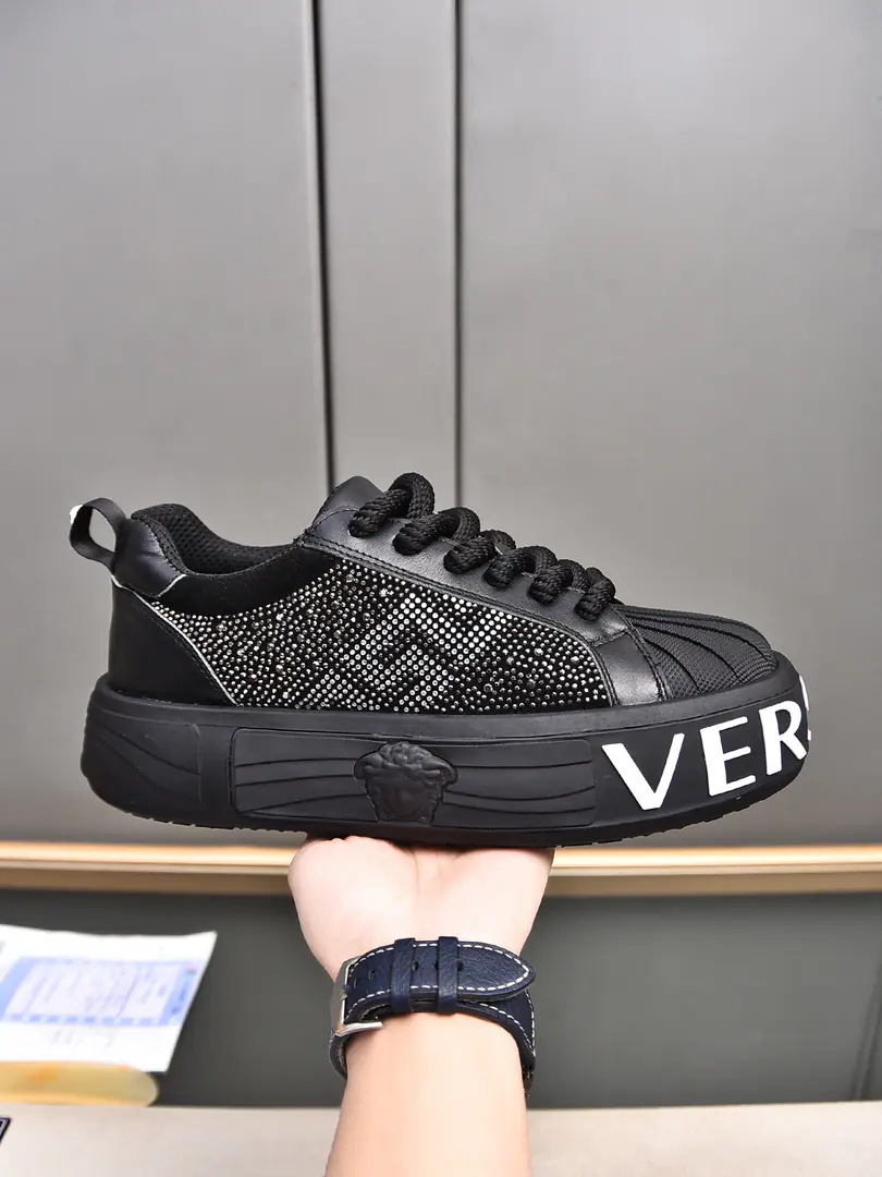 P VERSACE——The Drilling Series, Versace. 2024New Series, Medusa's Men's Low-Little Shoes.！Use the most popular element development of the year！Tide！Personality！ Imported pellets of cattle and skins.➕Imported mats！Original version to open！Multi-Current Selection！39-44（38 45 46Do it.）
