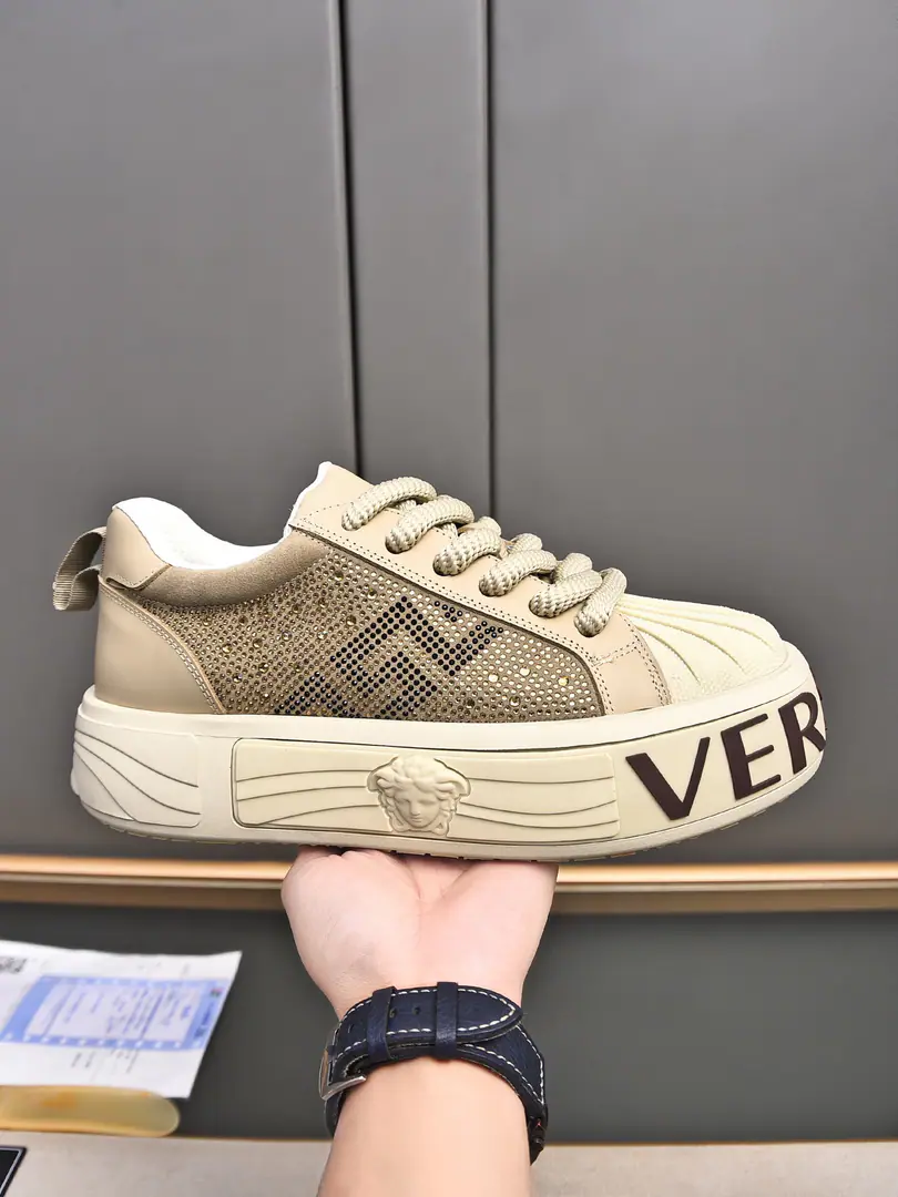 P VERSACE——The Drilling Series, Versace. 2024New Series, Medusa's Men's Low-Little Shoes.！Use the most popular element development of the year！Tide！Personality！ Imported pellets of cattle and skins.➕Imported mats！Original version to open！Multi-Current Selection！39-44（38 45 46Do it.）