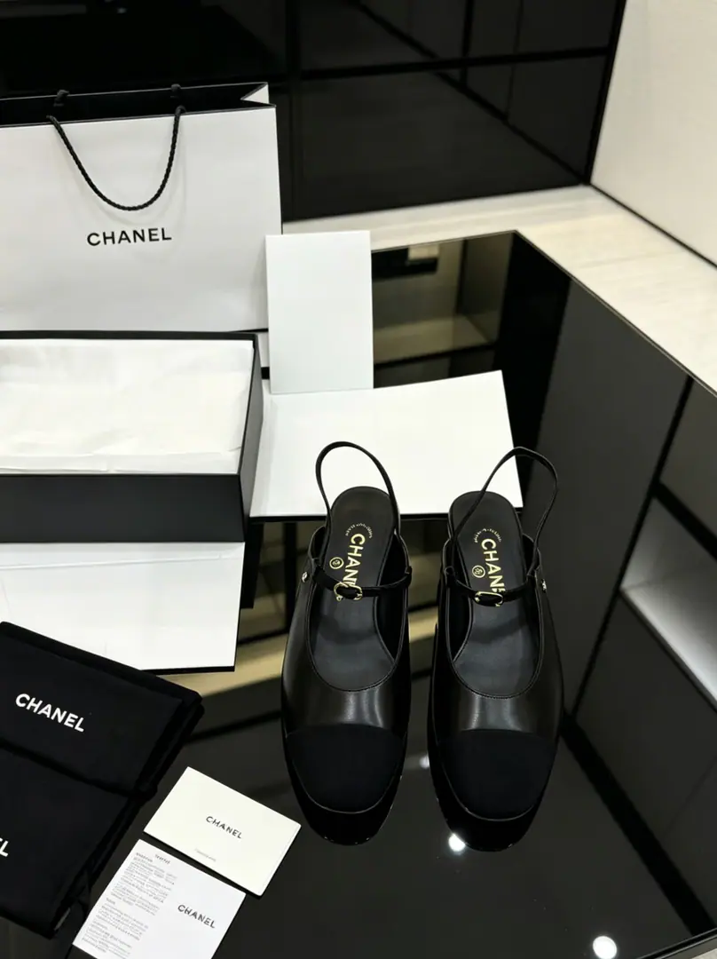 English Translation 2026 Latest Top-Grade Calfskin Outsole Edition | Authorized Boutique Quality Comes with exclusive CHANEL gift box packaging + free extra gift Chanel 26/A Spring & Summer Collection Two-tone Slingback Cap-Toe Pumps (Classic Cambon Style) Boutique-level craftsmanship, one of the perennial must-have classics. Updated design for 2026 that elevates your elegance and refined taste. Every material is custom-made to match the authentic original pairs, developed from genuine retail samples. An endlessly versatile essential, durable enough for daily wear or summer outings. Upper & Fabric: Exact official website replica customization Outsole: Genuine leather outsole Sizes: EU 35–39 (custom sizes 40, 41, 42 available) Item No. 2026The new top-of-the-line purchase and delivery of the Chennai gift box.+10 Kaori!26/ASpring and summer. A white, black and white pair of shoes with one pair of shoes. Counter Quality One of the classics that must be entered every year.！Latest Design More visible and tasteful.～All materials are custom-made according to the original.！Purchased for development of goods. A great instrument., Summer Beach.,Forbidden.. Fabulous. Bottom Web-to-Plate Shoes under the sole. That's a big one. Codes: 35-39(40-41-42)
