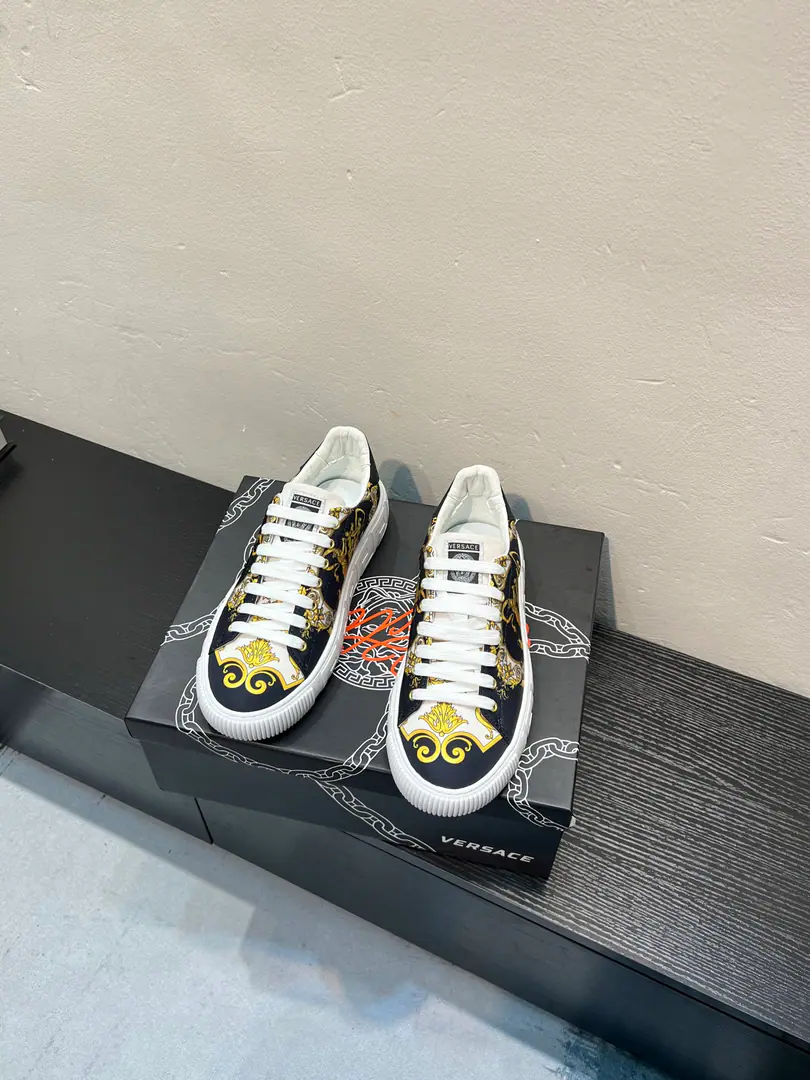 【Versace】Vancetor's little white shoes and leisure shoes., The cabinet is on the market.！Head-decked cow skin.➕In the cow's skin., Designed to be absolutely luxurious., Leading the new fashion concept. Codes: 36-44, 45🉑️Do it.