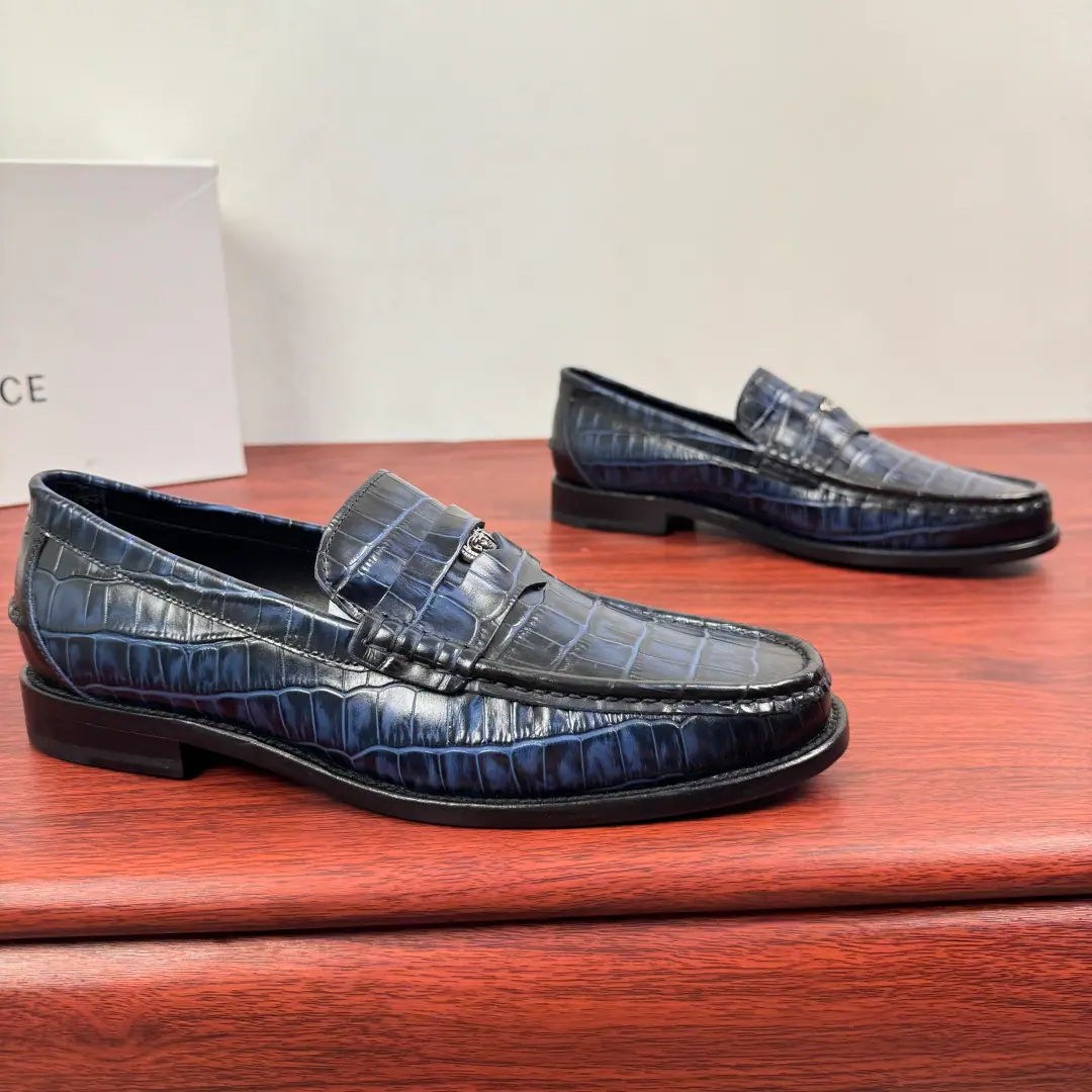 Versace/Versace. The new man is a real Pleasant Shoes., One foot and a shoe.！ Classic men's business van Schelver.: ♪ The luxury steps ♪, It's a self-contained form.！ When Versace The elegant contours of the classic Medusa badge meeting LeFleur Shoes., Every step becomes a luxury declaration.. Alligator tattoos and gravy leather re-engineer., The snakes' skins are a natural hymn., The bright surfaces are running through the light.. From the commercial stale atmosphere., To the casually shaped sexual accent, Multi-materials and colour precision fit different scenarios. A fine suffix of the metal button., Make the shoe-strap a whole-shaped pen., No need to make a mistake., It's easy to show a remarkable taste., ♪ And every time you step ♪, ♪ All the fashion rhythms of your own ♪. In the twigs., That's a big import.！Professionally rigorous process, Focus on details, I'm proud of your taste.！Full package！ Size: 39-40-41-42-43-44Skins size.（Customable38.45） The cargo.: 3592Crocodile. Blue