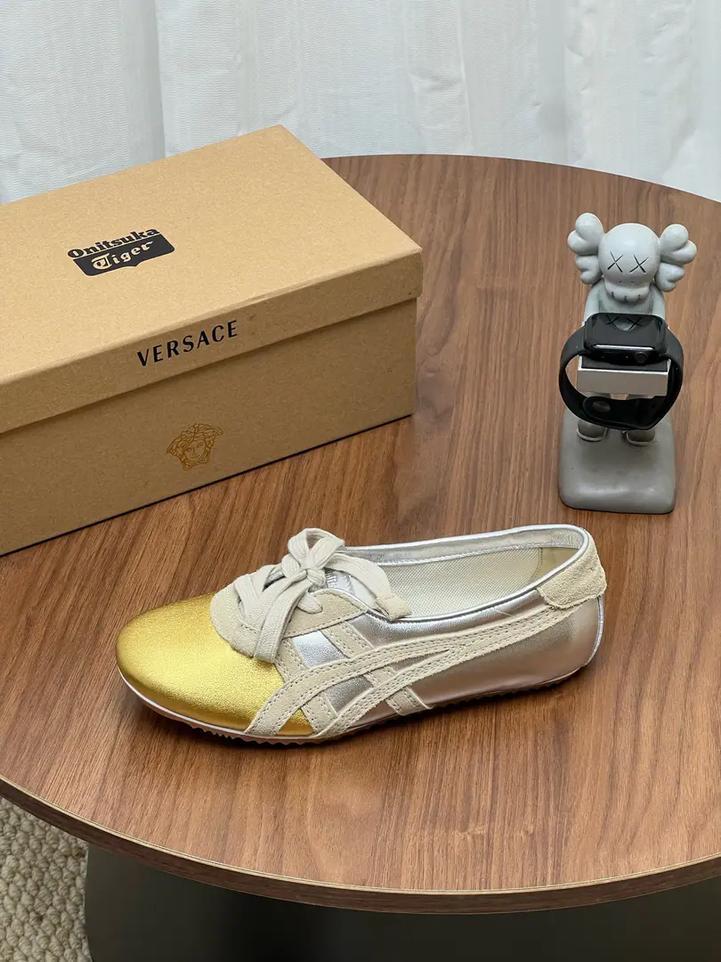 It's so exclusive.（Top Version） Onitsuka Tiger x Versace Joint Series These two tigers.&The Van Schultz joint shoe money is a very luxurious conversation. The shoes are classic.TAI-CHIShoes are the base. The best from the Tonji County Factory in Japan The top-of-the-art leather is chosen to be combined with the skin. Hand- polished by craftsmen It's a unique retrograde taste. The mark of the tiger claws by the double stitch. The tongue of the shoes is wrapped in a golden Medusa with a nailing process. Show them in detail.VersaceThe luxury gene. These aren't just shoes. And a walking art that combines motion genes with high-level detail. Size: 35-40(40Do it.) Coherent package with original‼️‼️