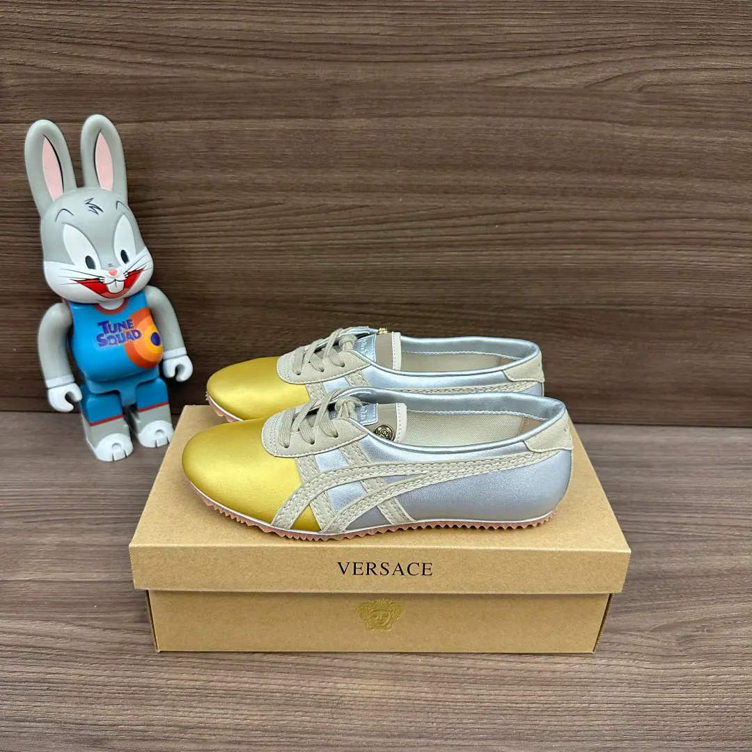 Top Version Versace x Onitsuka Tiger Ghostsucker. Versace. Joint contributions Tai-ChiSakura Cow-hair-hair-hung The belt is flat. Low-ass leisure shoes. Use Italian Napa soft cow shoes, With a thick cow skin and a colored double-bard car stitch., All goats' skins lined with cushions for the shock., ♪ Slipper-proof thinner ♪, It's a gold-plated Medusa.. Manual fine-decree cold-coated, The skin is soft and the foot is not grinding., Wear solid.. Packaging: Packing of things.！ Codes: 35-40Code