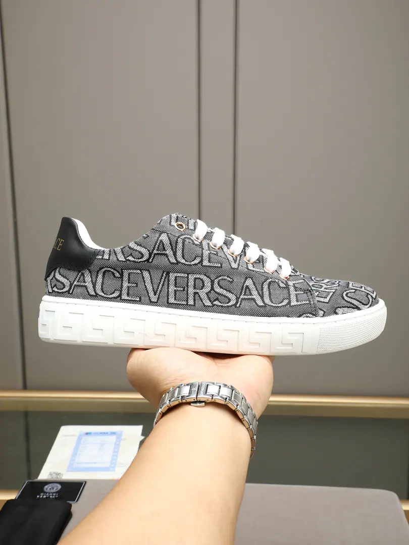 P The network is a classic.VERSACEVan Schultz's fashion shoes are always hot.🔥 Fabulous.: Importing brand-specific materials Uchi.: Water wash the sheep. Otsumi!: Original rubber-resistant ground Size: 38-44（45I'll make sure I don't change it.）