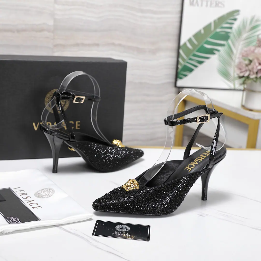 The drills are hot. VersaceVersace. 𝟐𝟎𝟐6/𝐒𝐒 GIANNI RIBBON Medusa butterfly with heels. There's a front. Medusa Butterfly knots., - We're using classics.'nastro Gianni'Sew _______________________ The overseas hot-market champion.🏆 YBUnanimously.‼Original shoe development, model🆗 The big fashion bloggers and stars., Red, We're already on the same team., ♪ So beautiful ♪, It's so impressive.！ …………………………………………………… ꫛꫀꪝ Go➫ Material ❶Shoe.: Painted skin. ❷Inside, put your feet on the inside.:Import of quality goat skin ❸He's tall.: 8.5cm ❹Shoes under the sole.: ItalyItalyBig-ass cow. ❺Codes: 𝟑𝟓-𝟒𝟏（𝟒𝟎/𝟒𝟏/42Custom without re-offer） ❼Packaging: Full original package ❽Level: Top Version