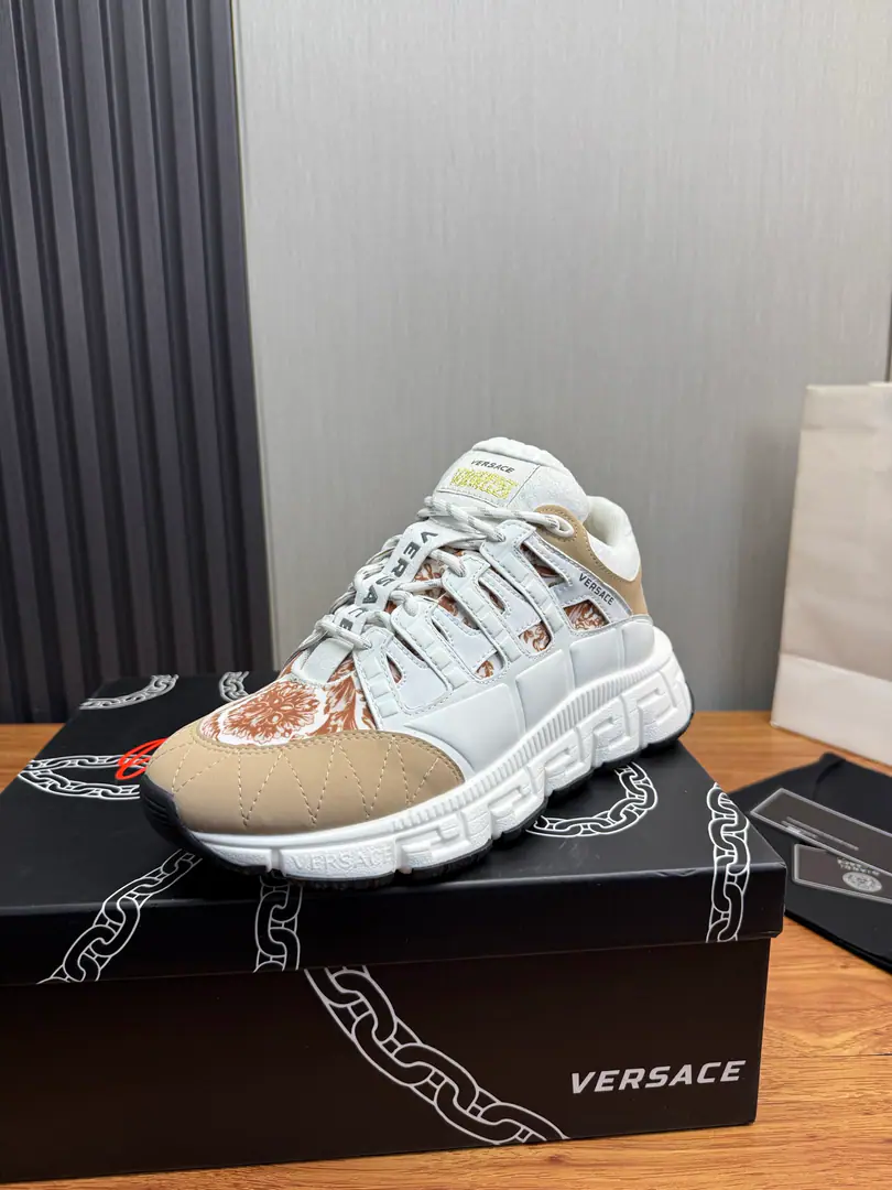 Plant Couple money.（All colors.）❤️💚 Versace.Versace's latest entertainment pops shoes.👟 A couple., Original colored hand-off shoes Fabulous.:Cow-skin fabric. Uchi.:I'm gonna get some air from my sneakers. Otsumi!:TPUOriginallogoThe beauty is so big. Size:35-46（45.46I'll make sure I don't change it.）