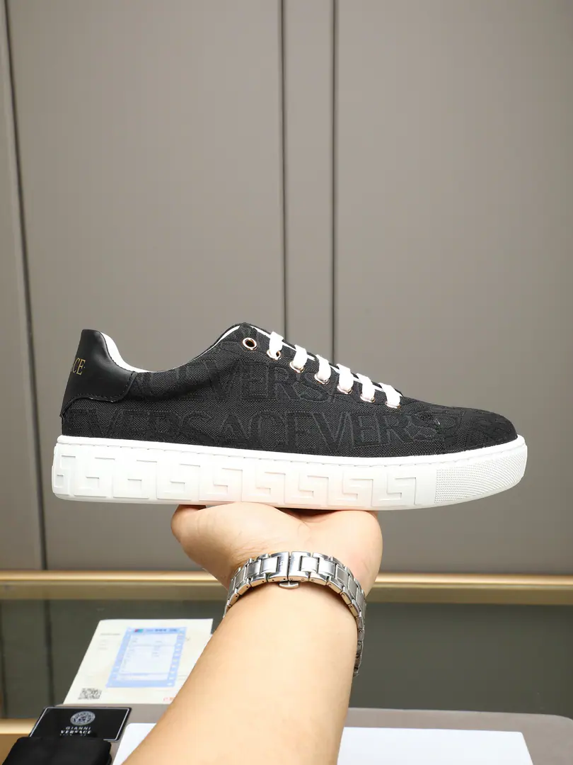 P The network is a classic.VERSACEVan Schultz's fashion shoes are always hot.🔥 Fabulous.: Importing brand-specific materials Uchi.: Water wash the sheep. Otsumi!: Original rubber-resistant ground Size: 38-44（45I'll make sure I don't change it.）
