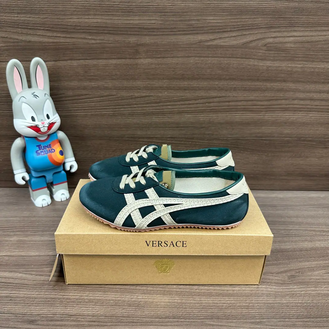Top Version Versace x Onitsuka Tiger Ghostsucker. Versace. Joint contributions Tai-ChiSakura Cow-hair-hair-hung The belt is flat. Low-ass leisure shoes. Use Italian Napa soft cow shoes, With a thick cow skin and a colored double-bard car stitch., All goats' skins lined with cushions for the shock., ♪ Slipper-proof thinner ♪, It's a gold-plated Medusa.. Manual fine-decree cold-coated, The skin is soft and the foot is not grinding., Wear solid.. Packaging: Packing of things.！ Codes: 35-40Code