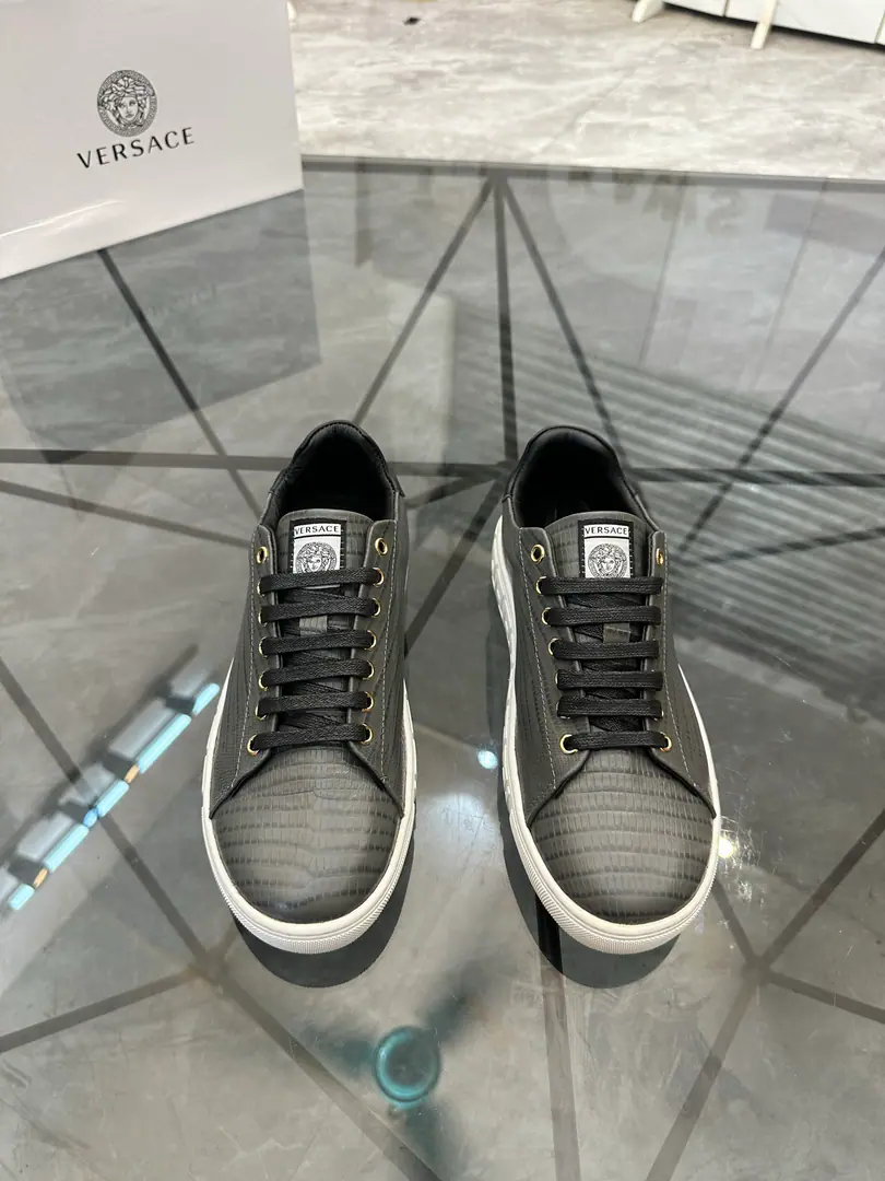Sell Price: ¥ Trade marks: Versace* 「Versace.*」Low gang sneakers. Positive code number: 38-44(Make a reservation.45.46.) Commodity materials: The shoe is imported into the skin of the cow., In the sheep's skin., Original version of translucency mix. Part No. No.