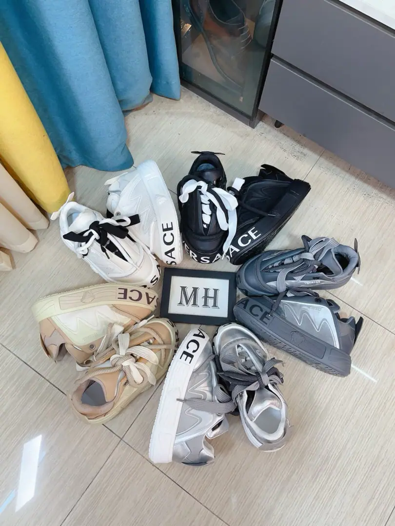 Get out of the factory.🌸🌸Inner packaging (Versace)Versace. Sports man's shoes. The latest is a very elaborate piece., Detonation!！Innovative international brands This gentleman has four seasons of leisure shoes., The original version of the calf skin is a combination of flying brand designs.logo+Inside the top layer.➕Rubber slides over the top., Soft and cozy., Designs bring a low profile of simple and undisguised fashion. [John.]Codes38-44