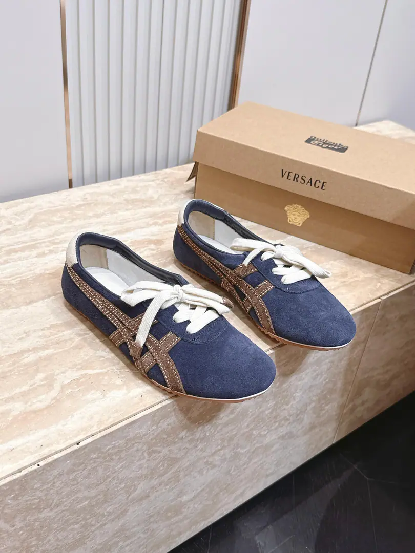 Ghost tiger.Onitsuka Tiger x Versace.VERSACE Joint name - Tetsu. In the classic shoes of the Ghost Tiger.TAI-CHIDesigned a fine-looking tiger claw for Blueburn's double sewn threads. The shoe tongue is stung to the pins of the Versace logo Medusa's condensed and luxurious art. The heart of the craftsman. ♪ The beautiful wind is a return to the ancient ♪ It's a unique charm. 35-40Code