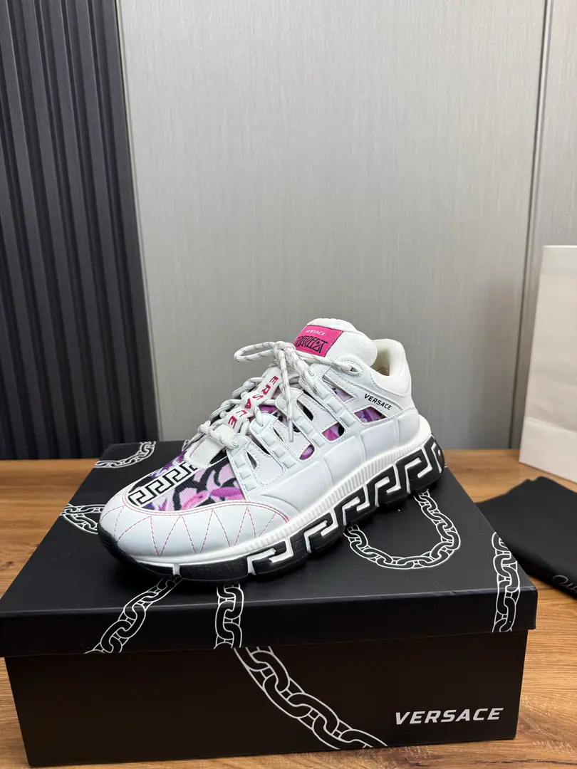 Plant Couple money.（All colors.）❤️💚 Versace.Versace's latest entertainment pops shoes.👟 A couple., Original colored hand-off shoes Fabulous.:Cow-skin fabric. Uchi.:I'm gonna get some air from my sneakers. Otsumi!:TPUOriginallogoThe beauty is so big. Size:35-46（45.46I'll make sure I don't change it.）