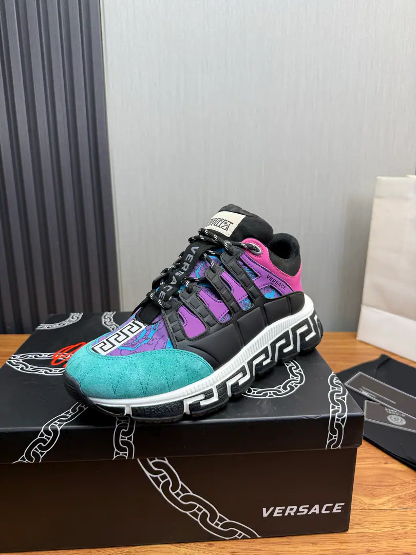 Plant Couple money.（All colors.）❤️💚 Versace.Versace's latest entertainment pops shoes.👟 A couple., Original colored hand-off shoes Fabulous.:Cow-skin fabric. Uchi.:I'm gonna get some air from my sneakers. Otsumi!:TPUOriginallogoThe beauty is so big. Size:35-46（45.46I'll make sure I don't change it.）