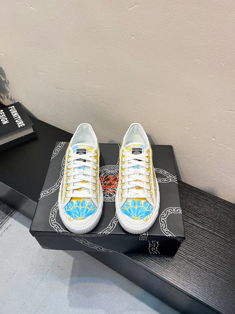 【Versace】Vancetor's little white shoes and leisure shoes., The cabinet is on the market.！Head-decked cow skin.➕In the cow's skin., Designed to be absolutely luxurious., Leading the new fashion concept. Codes: 36-44, 45🉑️Do it.