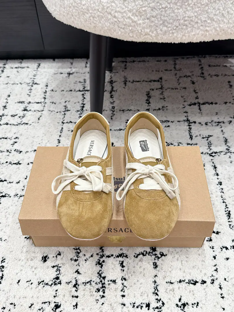 VERSAC* x Onitsuka Tige*26/ Co-deutsche shoes. A shallow mouth with a lazy, unretroactive feeling with a German shoe., A narrow-cut roundhead shoe type that's smooth and smooth., The shoe line is long and thin., Narrow, layout, foot., - Yes., The meat and feet have a good modifier effect., The strap-on-the-strap is flexible.. It's a mix of leisure and light and luxury., No color.. Retrotune and upper foot comfort., I want a nice, warm, everyday leisure shoe., This shallow mouth with the German shoes is a rare item for daily travel.. ✔️Shoe.: Bullskins./Cows are counter-feat. ✔️Uchi.: Bullskins. ✔️Otsumi!: Original version to open ✔️size: 35-40Code（40Code custom is not to be changed）