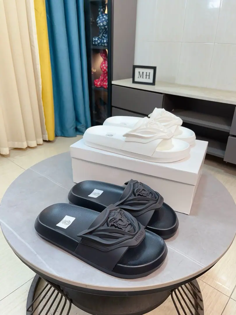 Get out of the factory.🌸🌸【VERSACE】The Van Schultzer's new men's leisure slipper series.！1:1Review🔥Global limit💯The shoe face is imported into the original single-surface➕The plains.💯Men's shoes.: 38-44